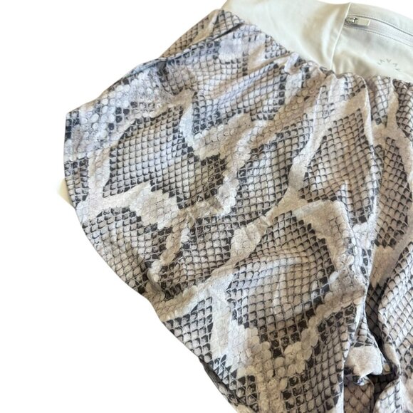 Varley Derby High Waist Shorts Alabaster Python Snakeskin Print Size Small NWT - Picture 11 of 13